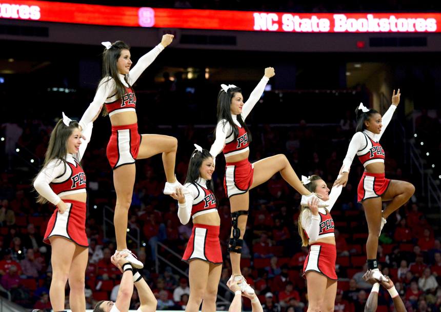 Le giovani annoverano spesso tra le loro file ballerine, atlete e ginnaste professioniste: numeri da circo per le supporter dei North Carolina State Wolfpack, alla PNC Arena di Raleigh. (Reuters) 